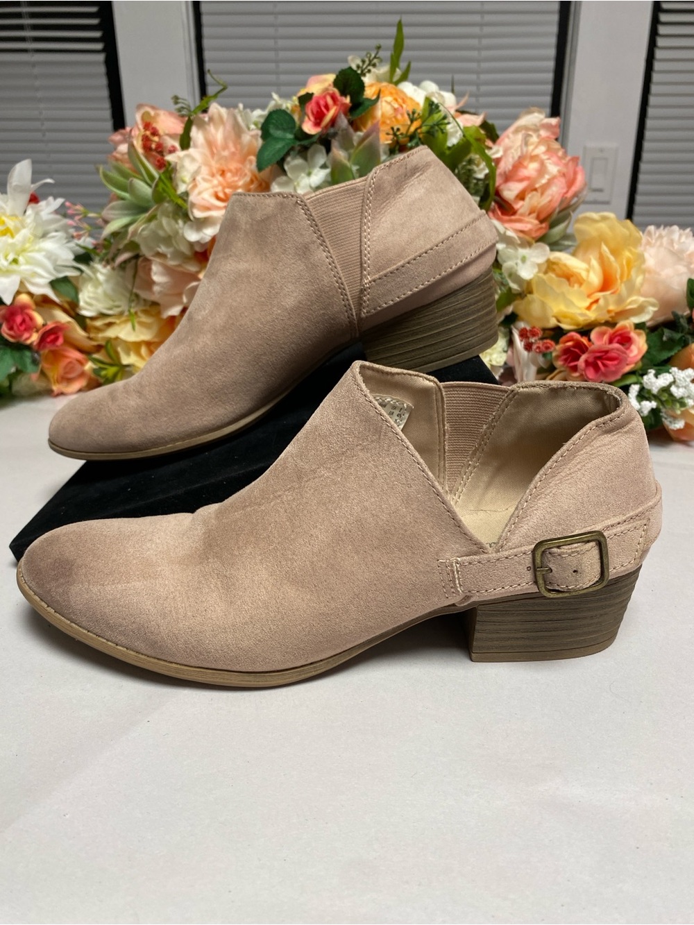 American Eagle Blush Microsuede Buckle Cutout Ankle Booties Women’s 9